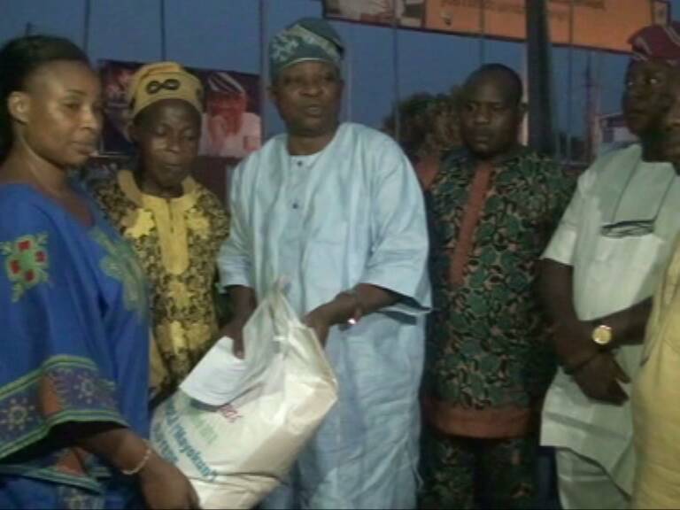  The Director General Oluyede campaign Organization, Hon. Gabriel Ogundele presenting Christmas and New Year gifts for All Progressive Congress (APC) members, on behalf of the APC governorship aspirant, Dr. Wole Oluyede, to the Deputy Chairman in the state, Chief Kemisola Olaleye at the party’s Secretariat, Ajilosun, Ado Ekiti, recently. 